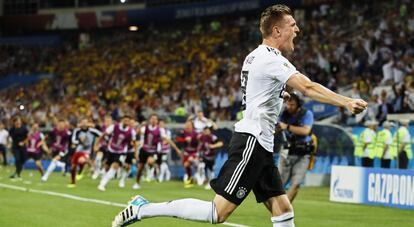 Toni Kroos celebra su gol contra Suecia.