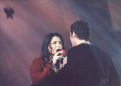 Rosa y Manu Tenorio cantando durante una gala del concurso musical de TVE "Operación Triunfo".