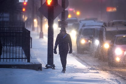 Un peatón camina por una acera cubierta de nieve mientras las temperaturas siguen a la baja en Chicago, Illinois.