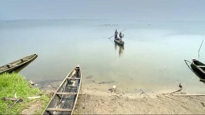 Koffi Olomide se disfraza de pescador en su nuevo vídeo.