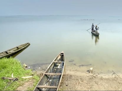 Koffi Olomide se disfraza de pescador en su nuevo vídeo.