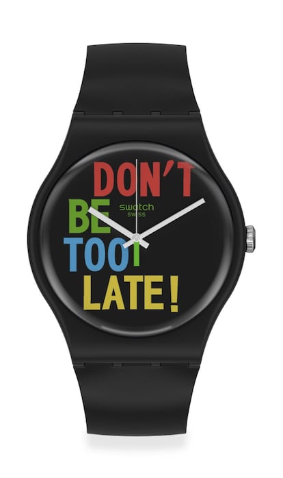 Así es el nuevo reloj de Swatch, donde se puede leer “Don’t be to late” (No llegues demasiado tarde). El manifiesto se inspira en un modelo lanzado en 1984 que ya contaba con el mismo mensaje. Un lema que la marca abandera como el primer mensaje irreverente y emblemático jamás impreso en un Swatch. Ahora, la compañía reafirma su compromiso con la puntualidad en un reloj de su Colección 1983, creada con materiales de origen ecológico en un entorno de fabricación en serie. Precio: 75 euros.