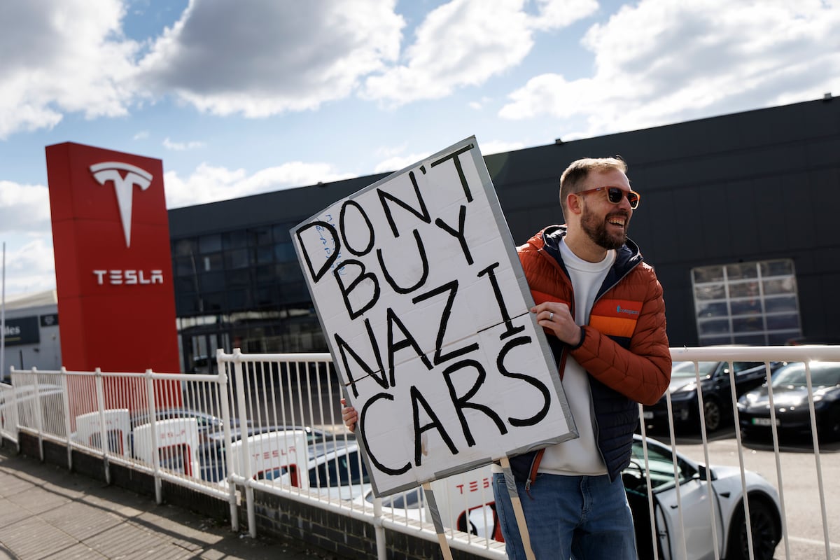 Elon Musk pide a la plantilla de Tesla mantener las acciones bursátiles ...