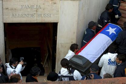 El féretro de Allende es extraído, ayer, del mausoleo familiar.