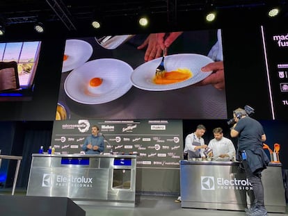 JuanLu Fernández ligando la mahonesa a mano en un plato, al estilo de las amas de casa menorquinas. J.C.CAPEL