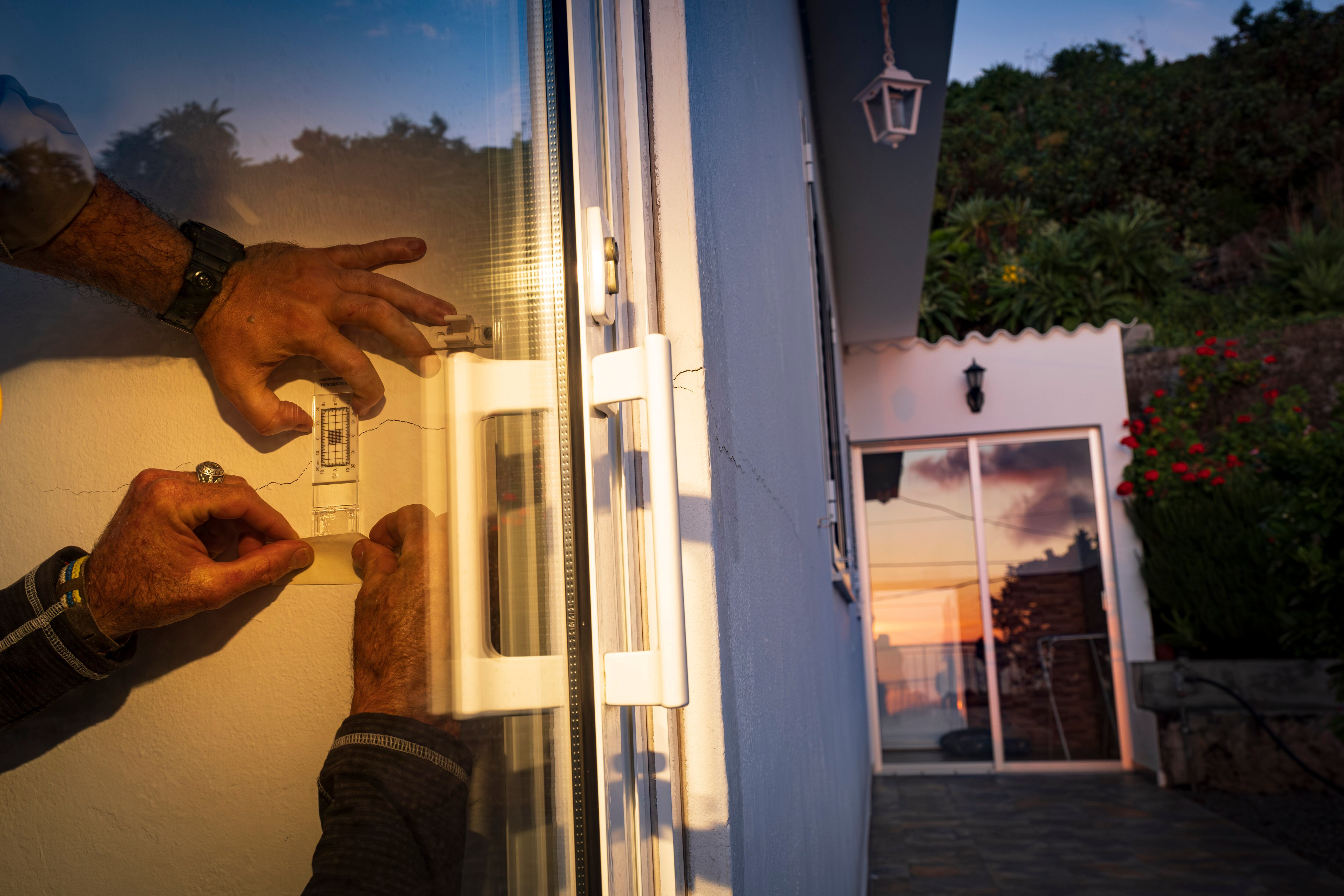 Medición de las grietas en una vivienda afectada.