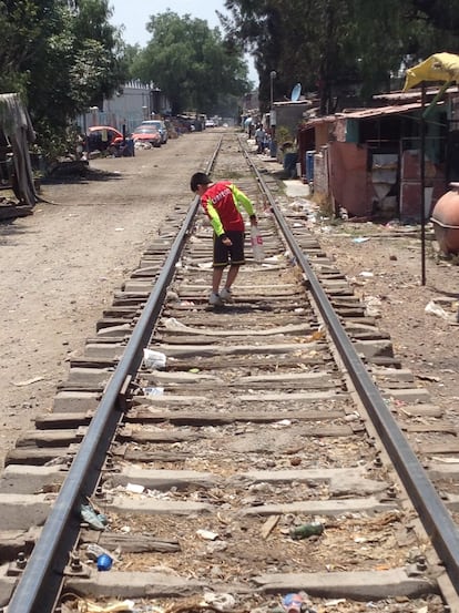 Una vía de tren junto a un parque industrial de Ecatepec. Las casas, construidas a un paso de los rieles, están habitadas. Todos los días pasan por ahí locomotoras de carga. Una carretera cruza la vía de tren y no hay una barrera móvil que impida el paso de los vehículos cuando se acerca la locomotora. Tampoco hay ningún vigilante que pueda avisar. La única señal de advertencia es el silbido del tren.