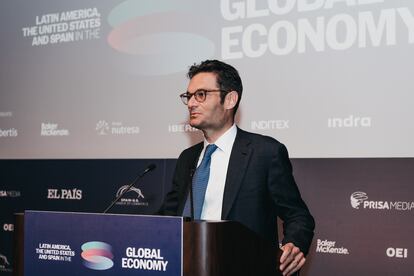 Joseph Oughourlian, presidente de PRISA, pronuncia un discurso en el Foro 'Latinoamérica, Estados Unidos y España en la economía global'.