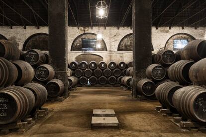 La Monumental, la bodega más grande de Montilla. Los recipientes para la crianza del fino se denominan botas y suelen ser de roble americano.