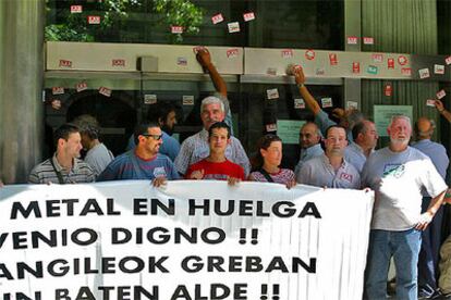 Un momento de la manifestación de ayer de trabajadores del Metal ante la sede de la patronal vizcaína Cebek.