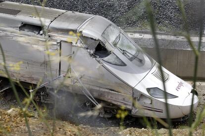 Máquina del tren que anoche sufrió un trágico accidente en Santiago de Compostela, en el que han muerto al menos 78 personas.