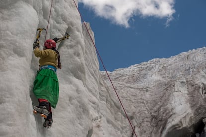 Dora Magueño Machaca entrena una de las facetas más difíciles del alpinismo, la escalada en hielo.