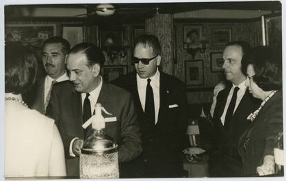 En el centro, de izquierda a derecha: Camilo José Cela, el director general de Información y cuñado de Cela Carlos Robles Piquer y Manuel Fraga en Las Palmas en 1963.