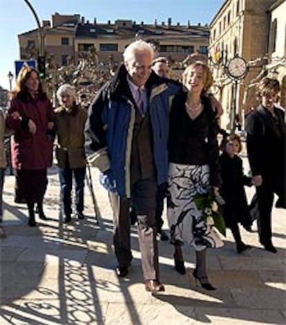 Federico Luppi y su esposa, Susana, se dirigen al banquete tras contraer matrimonio en el Ayuntamiento de Fuenmayor.