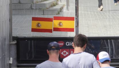 Bandera española a la entrada del metro de Glòries de Barcelona.