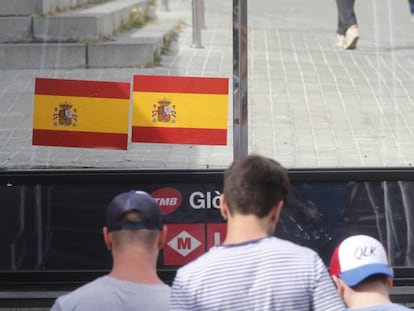 Bandera española a la entrada del metro de Glòries de Barcelona.