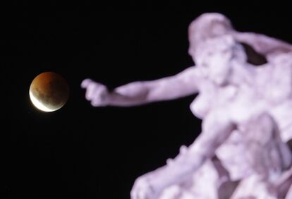 A superlua de sangue ao lado do monumento à Magna Carta e às Quatro Regiões Argentinas, em Buenos Aires.