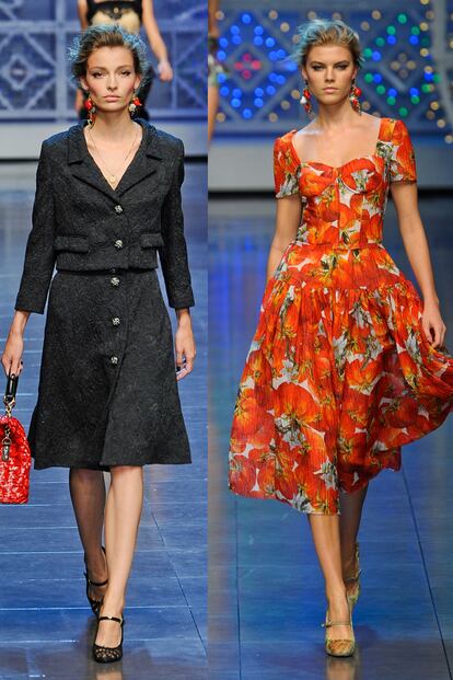 Aquí los diseños vistos sobre pasarela con los que posan las italianas en el photoshoot. Un dos piezas negro y un vestido de estampado vegetal, motivo dominante en la fiesta campestre de Dolce & Gabbana.