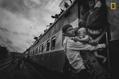 Fotografia da estação de trem do aeroporto de Dhaka durante as férias de Eid. As pessoas voltavam para seus povoados para estar com a família.