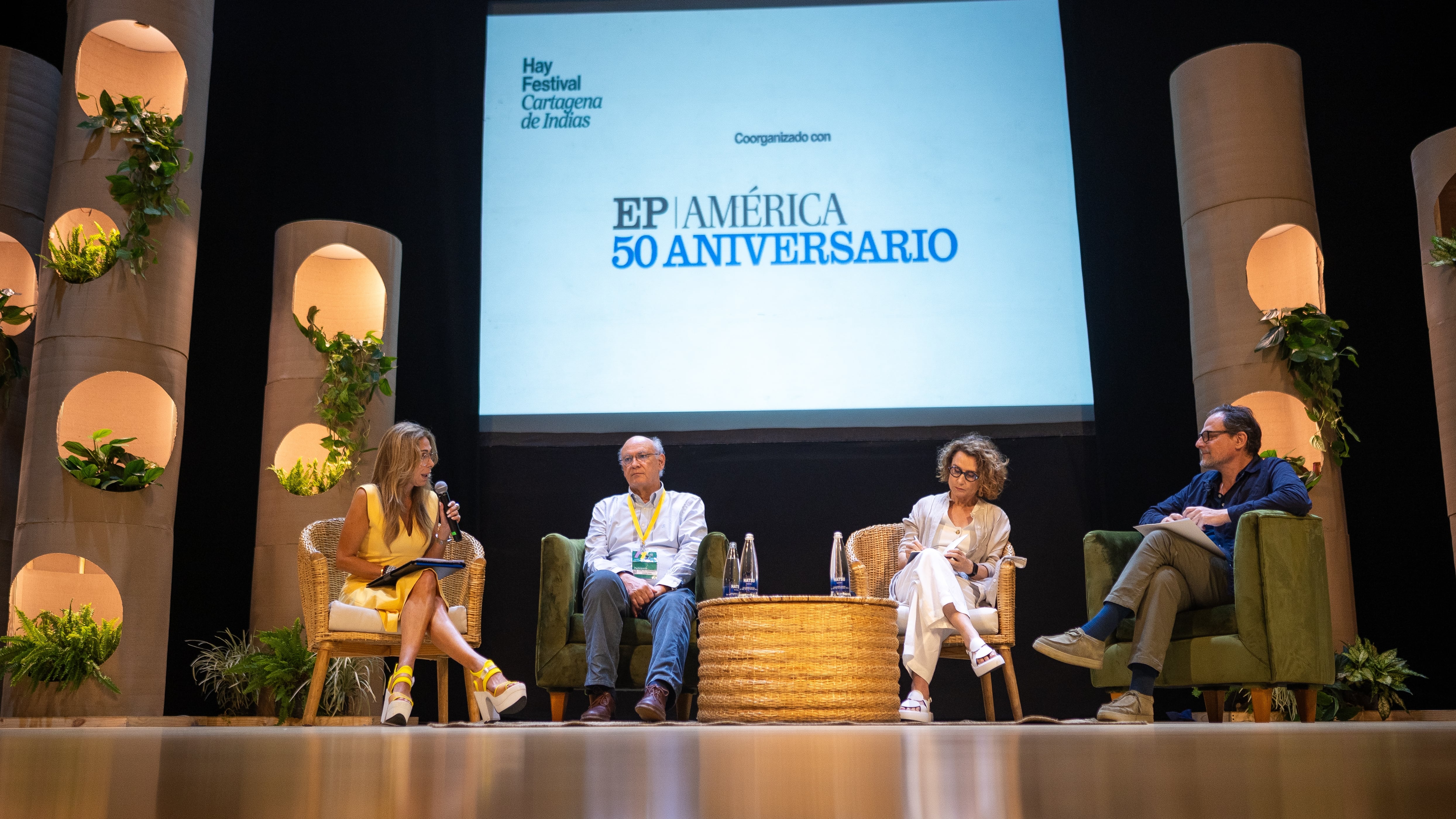 Conversación entre Diana Calderón, Carlos Chamorro, Denise Maerker y Jan Martínez Ahrens, durante el Hay Festival.