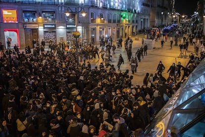 Los antidistubios de la Policía Nacional comienzan las cargas para desalojar de manifestantes la Puerta del Sol de Madrid.