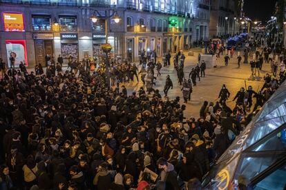 Los antidistubios de la Policía Nacional comienzan las cargas para desalojar de manifestantes la Puerta del Sol de Madrid.