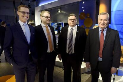 Alexander Stubb, Juha Sipila, Timo Soini y Antti Rinne, de la izquierda hacia la derecha, posan tras el debate televisado de este jueves.