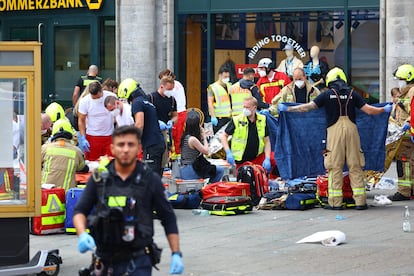 La policía de la capital alemana ha informado de que el conductor del vehículo, un hombre de 29 años, ha sido detenido. En la imagen, los servicios de emergencia asisten a los heridos en la calle Tauentzien, cerca de la iglesia Gedaedtniskirche, este miércoles. 