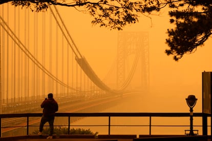 Una persona frente al puente George Washington en Fort Lee (Nueva Jersey), el 7 de junio.