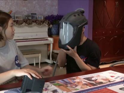 Tres estudiantes vietnamitas diseñaron el casco con el fin de proporcionar protección y comodidad para los usuarios.