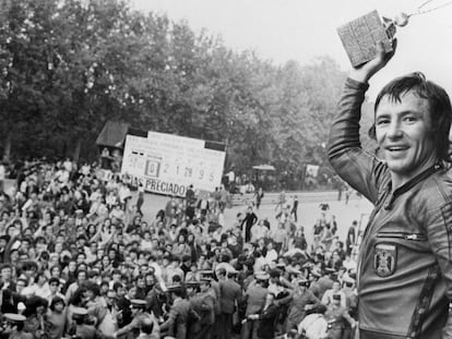 &Aacute;ngel Nieto, en el Gran Premio de Espa&ntilde;a de 1972, tras proclamarse campe&oacute;n del mundo en la categor&iacute;a de 50 y 125.