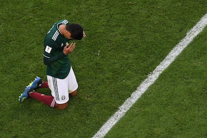 Hugo Ayala se arrodilla en el campo tras la derrota contra Brasil.