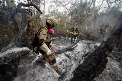 Bomberos y pobladores trabajan tras sofocar un incendio en Ro Blanco, Bolivia, en septiembre de 2024.