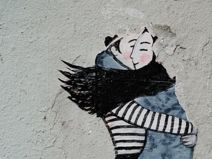 Abrazo en una pared de Lisboa, Portugal.