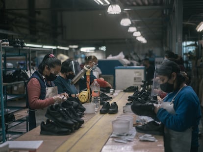 Trabajadoras en una fábrica de zapatos, en Cuautitlán Izcali, en el Estado de México, en agosto de 2021.