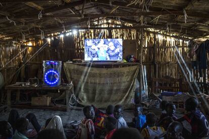 Este televisor viajó tres meses en barco hasta llegar a Old Fangak. Su dueño lo ha convertido en negocio cobrando 100 libras sur sudanesas (50 céntimos) para ver partidos de futbol. La Premiere League inglesa es la más demandada.