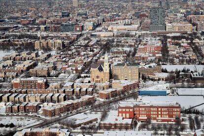 Una zona residencial cubierta de nieve en el centro de Chicago, Illinois.