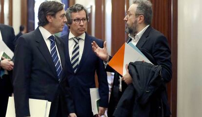 El portavoz del PP, Rafael Hernando, conversa con su homólogo de Ciudadanos, Juan Carlos Girauta.