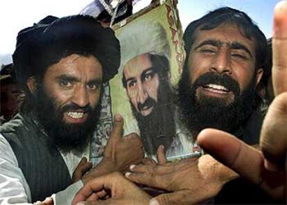 Un grupo de manifestantes contra Estados Unidos enseñan  una foto de Osama Bin Laden.