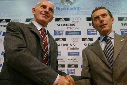 Sacchi, con Butragueño, en su presentación oficial en el Bernabéu como director de fútbol del Real Madrid.
