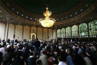 Una multitud de fieles, en la mezquita central de Regent's Park, en Londres, durante la oración del pasado viernes.