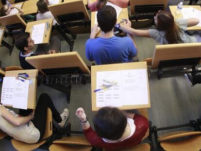 Varios jóvenes en las pruebas de selectividad