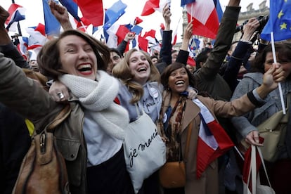 Seguidores de Emmanuel Macron celebran el triunfo de su candidato a la presidencia francesa.