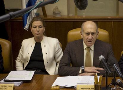 El primer ministro, Ehud Olmert, y la ministra de Exteriores y líder del partido gobernante Kadima, Tzipi Livni