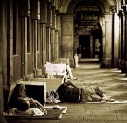 Varias personas durmiendo en los soportales de la plaza Mayor.