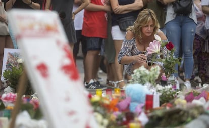 Flors i espelmes dipositades a la Rambla en homenatge a les víctimes.