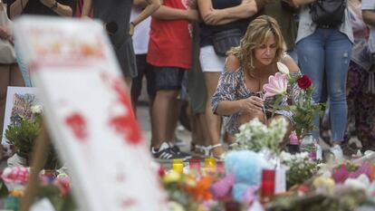 Flores depositadas na Rambla em homenagem às vítimas.