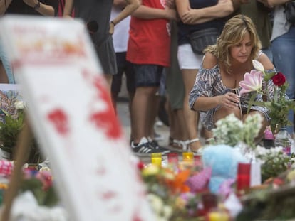 Flores depositadas na Rambla em homenagem às vítimas.