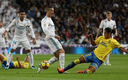 Cristiano Ronaldo en acción con Mauricio Lemos de Las Palmas.  