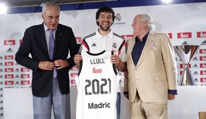 Llull, entre Clifford Luyk y Emiliano Rodr&iacute;guez. 